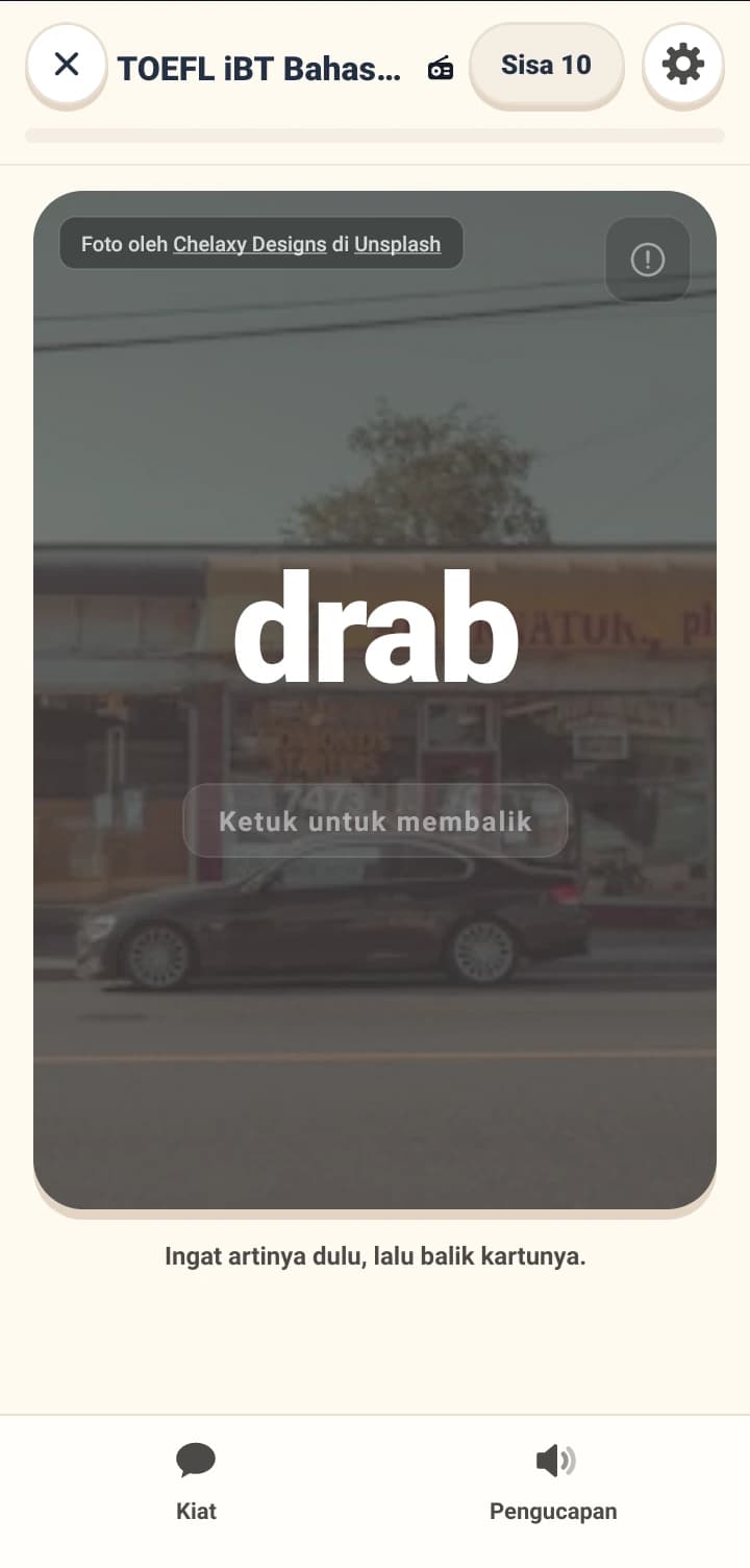 Bagian depan kartu kata dengan latar belakang foto situasional dan sebuah kata bahasa Inggris yang besar di tengah. Terdapat petunjuk untuk mengetuk agar berbalik di bagian bawah, serta nama rencana dan sisa kartu di bagian atas.