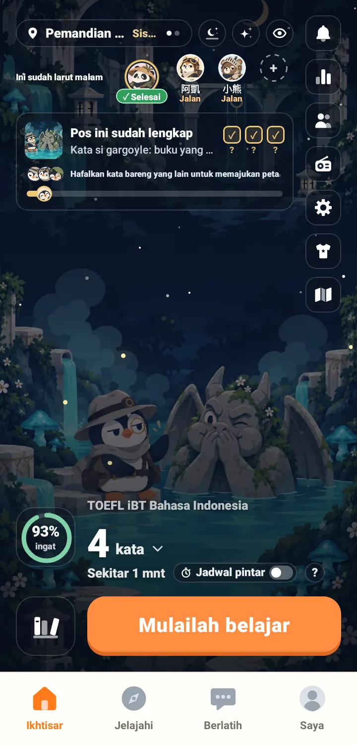 Layar beranda aplikasi dengan latar belakang ilustrasi pemandangan dan penguin Maru. Salam dan lokasi hari ini ada di kiri atas, dan lingkaran memori di kiri bawah. Bagian bawah menampilkan nama rencana, jumlah sekitar 10 lebih kata hari ini, perkiraan waktu, dan tombol mulai belajar.